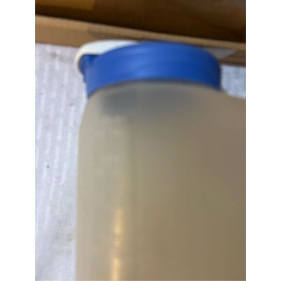 Rubbermaid 2.75/88oz qt pitcher container blue lid discoloration - Picture 2 of 3